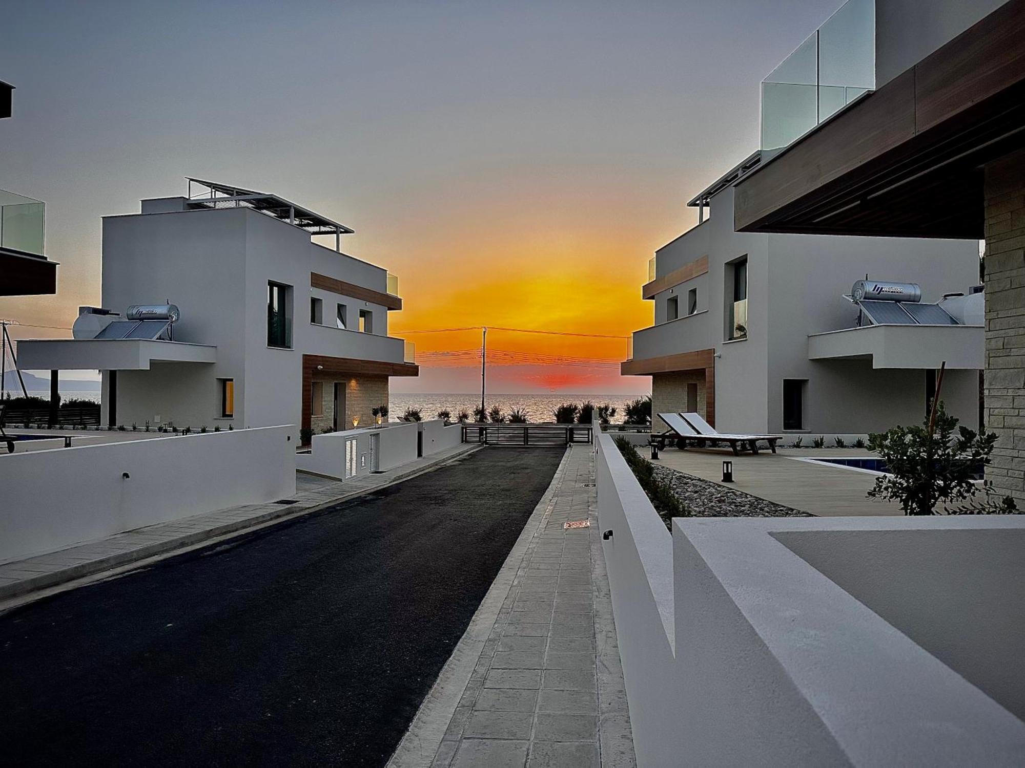Santa Barbara Seafront Villas W Jacuzzi Pool Pafos Exterior foto